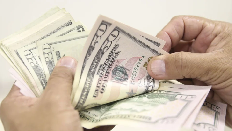 Dólar cai pela terceira sessão consecutiva e fecha a R$ 4,80
