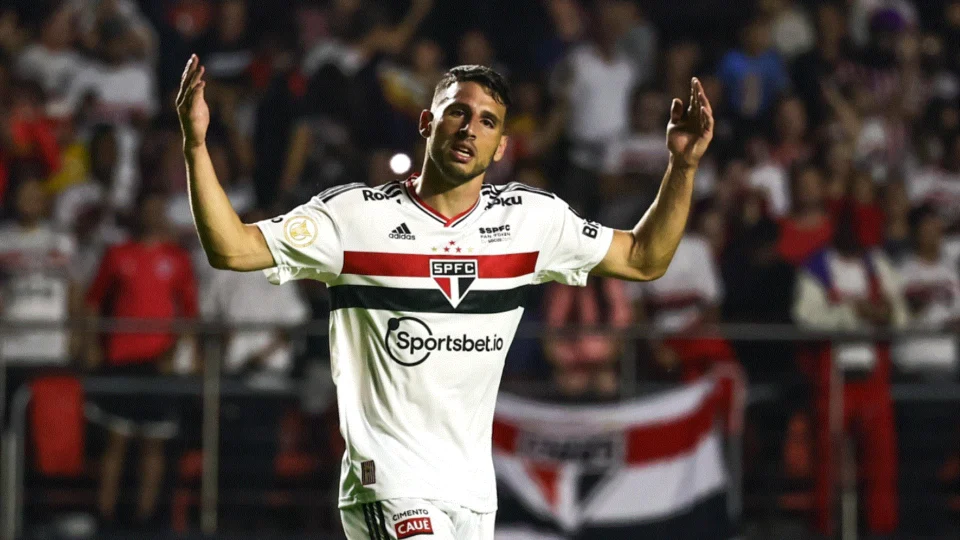 São Paulo vence Santos por 2 a 1 pela quarta rodada e ocupa sexta posição no Campeonato Brasileiro