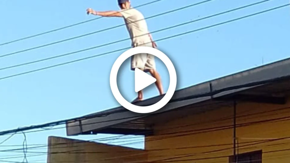 VÍDEO: homem é preso ao tentar fugir de linchamento por telhado de casa na Zona Oeste de Manaus