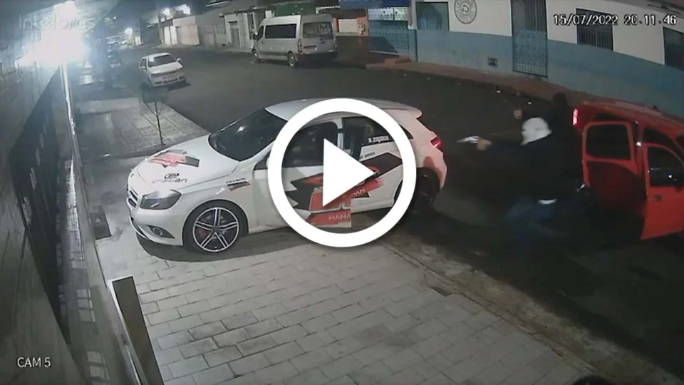 VÍDEO: suposto agiota é morto com 10 tiros em carro na Zona Norte de Manaus