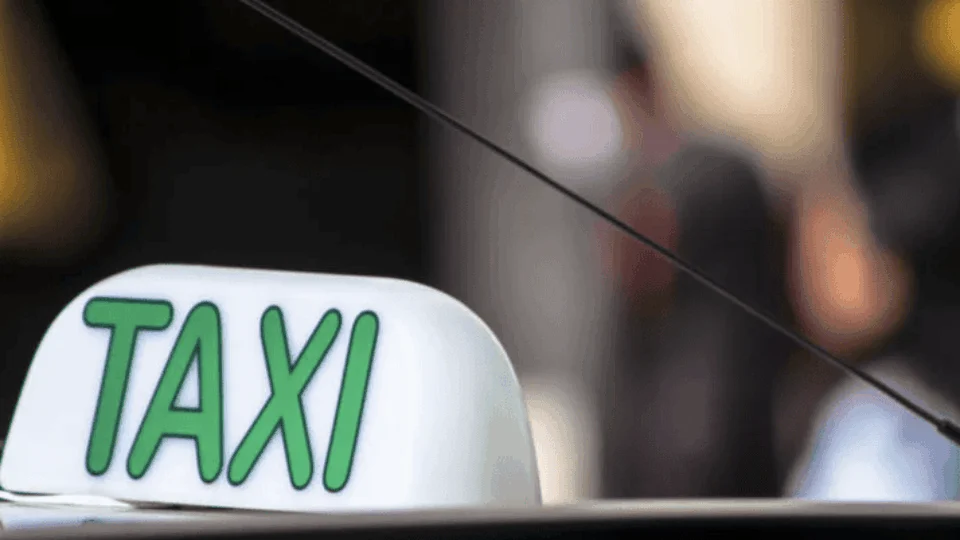 Crise dos transportes por aplicativo impulsiona táxi no Brasil, aponta estudo
