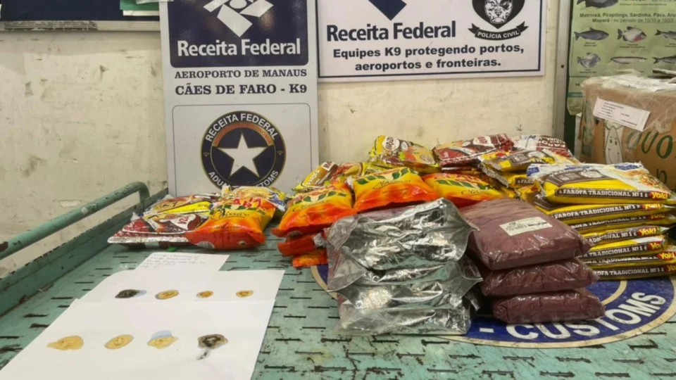 Agentes caninos encontram 27 kg de alimentos adulterados com cocaína nos Correios, em Manaus