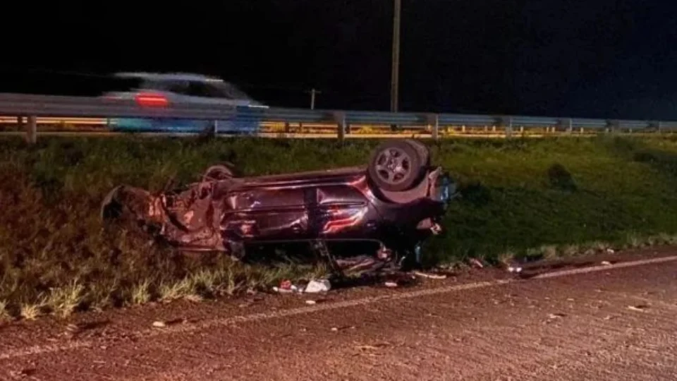 Mulher sobrevive a capotamento, e ao sair de carro, morre atropelada, em Porto Alegre