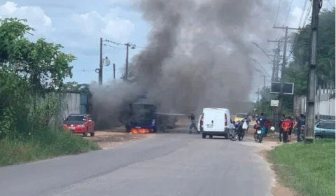 Trânsito fica congestionado após caminhão pegar fogo na Zona Oeste de Manaus