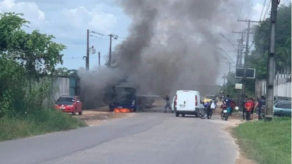 Trânsito fica congestionado após caminhão pegar fogo na Zona Oeste de Manaus