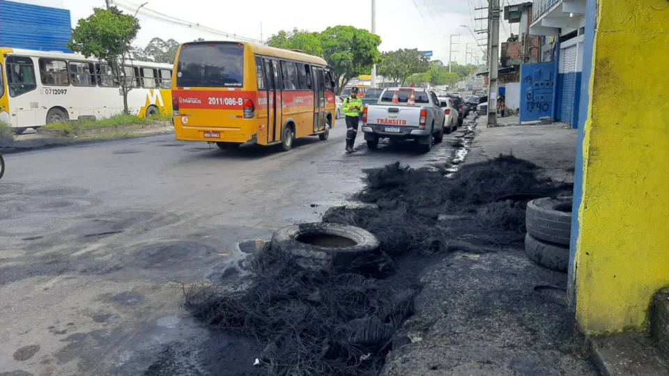 Vídeo: moradores da Comunidade da Sharp protestam por melhores condições de moradia, em Manaus