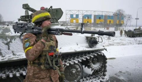 Tropas ucranianas avançam a leste de Kiev e russos recuam