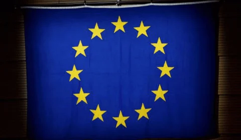 UE pretende  proibir importações de petróleo russo até o final de 2022, afirma diplomatas