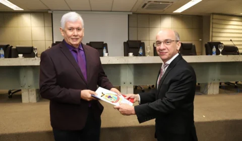 TCE entrega à Justiça Eleitoral lista com nomes de gestores que tiveram contas reprovadas nos últimos oito anos no AM