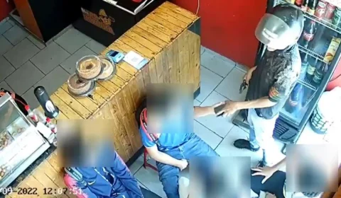 VÍDEO: imagens flagram estudantes sendo assaltados em lanchonete na Zona Sul de Manaus