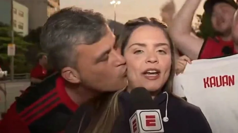 VÍDEO: MP do Rio investiga torcedor que beijou rosto de jornalista durante transmissão pela TV
