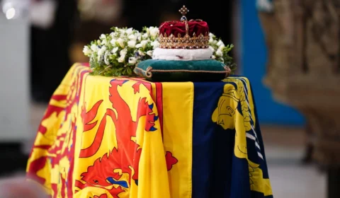 Milhares já fazem fila para velório da rainha Elizabeth II, em Londres