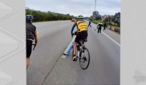 VÍDEO: polícia quer identificar gangue que derrubou ciclista e roubou bicicleta de R$ 15 mil em SP