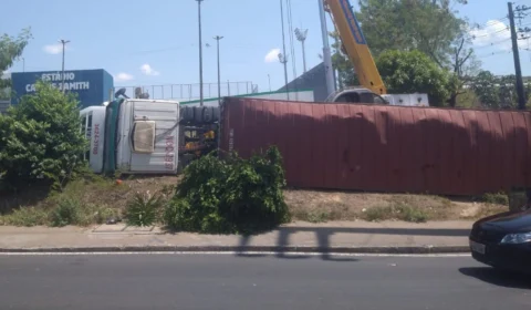 Carreta tomba próximo ao Estádio Carlos Zamith, Zona Leste de Manaus