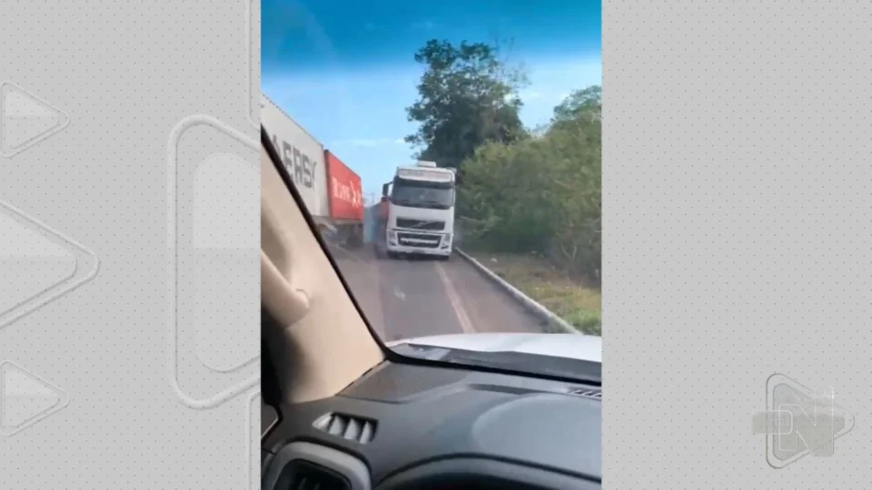VÍDEO: carro quase é atingido por carreta na contramão na BR-174, que liga Manaus-Boa Vista