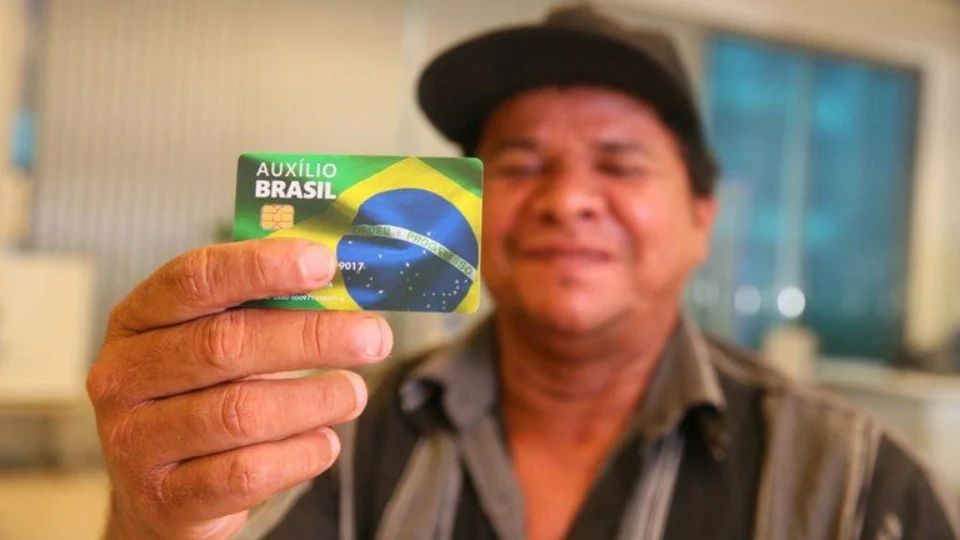 Auxílio Brasil é pago a beneficiários com NIS final 6 nesta quinta-feira