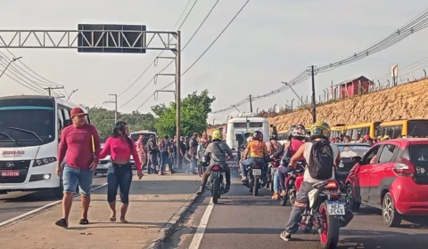 Motoristas de transporte alternativo ‘amarelinhos’ paralisam serviço e causam transtorno no trânsito, em Manaus