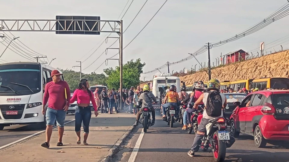 Motoristas de transporte alternativo ‘amarelinhos’ paralisam serviço e causam transtorno no trânsito, em Manaus