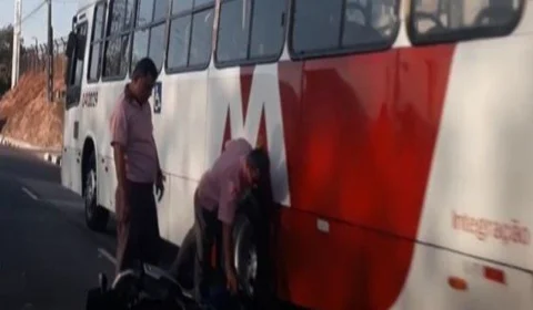 Motocicleta para debaixo de ônibus após acidente na Avenida das Torres, em Manaus