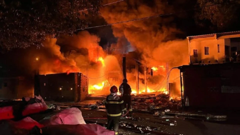 Incêndio atinge galpão de reciclagem e seis casas na Zona Norte de Manaus