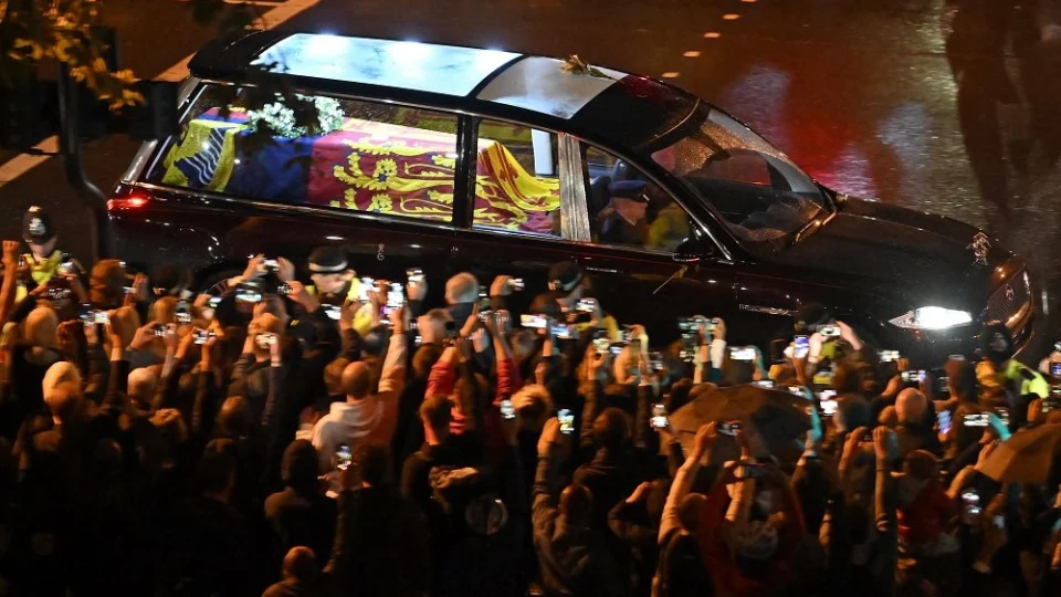 Caixão da rainha Elizabeth chega em Londres e ruas ficam tomadas por súditos