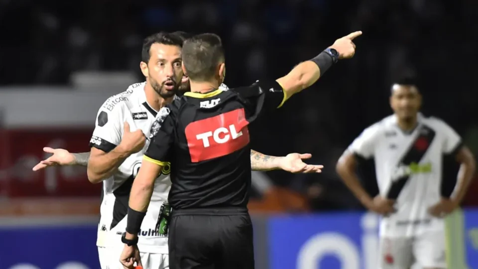 Vasco visita líder Cruzeiro com oito atletas pendurados pela Série B do Campeonato Brasileiro na quarta-feira