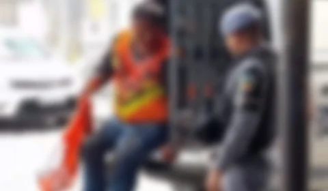 Mototaxista é preso após ser espancado por populares como suspeito de abusar sexualmente de adolescente, em Manaus