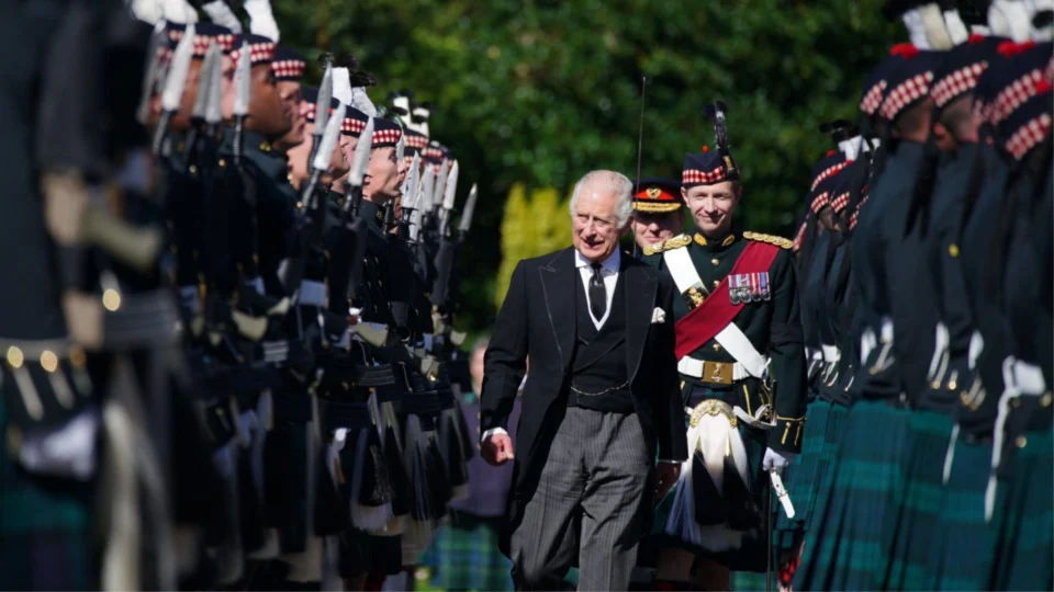 Reinado de Charles III será curto e um ‘rei misterioso assumirá o trono’, diz previsão de Nostradamus