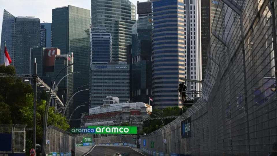 Heptacampeão Lewis Hamilton assume topo da sessão livre nesta sexta na Ásia com giro de 1m43s033