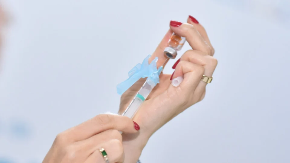 Brasil não tem data para receber vacina contra nova cepa da Covid, diz Anvisa