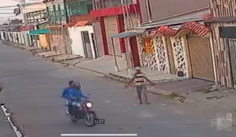 Câmera de segurança mostra homem sendo morto a tiros por dupla em moto na Zona Norte de Manaus