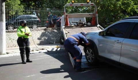 Fiscalização autua 15 veículos e remove outros três por estacionamento irregular no Centro de Manaus