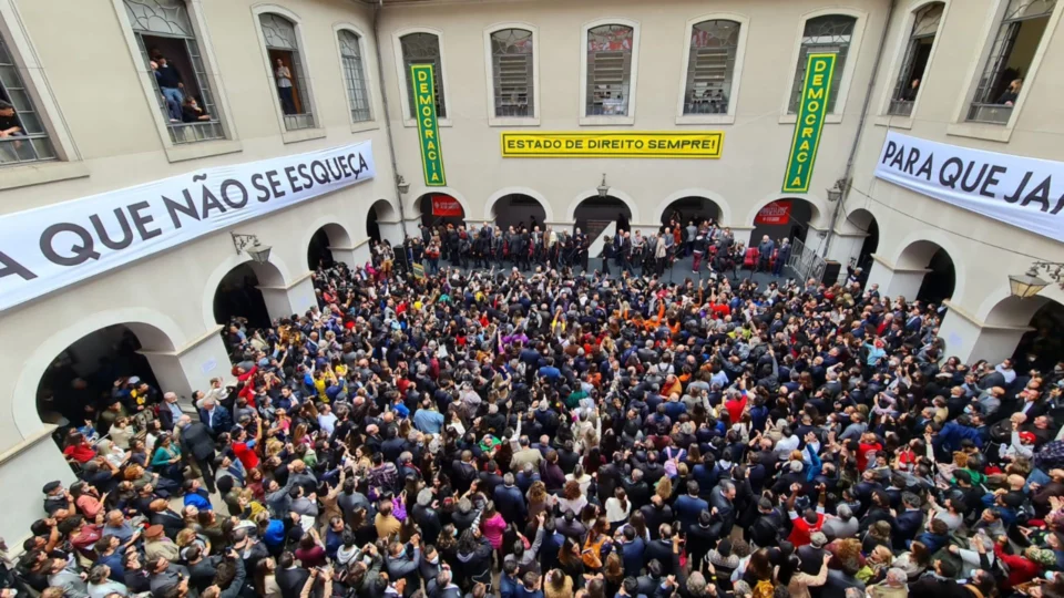 Ato pela democracia reúne multidão no Centro de SP; manifesto pede respeito ao sistema eleitoral