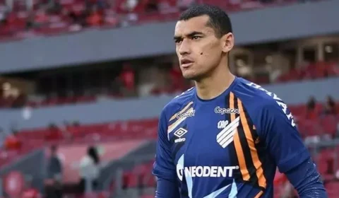 Flamengo consegue acerto com Athletico e contrata goleiro Santos