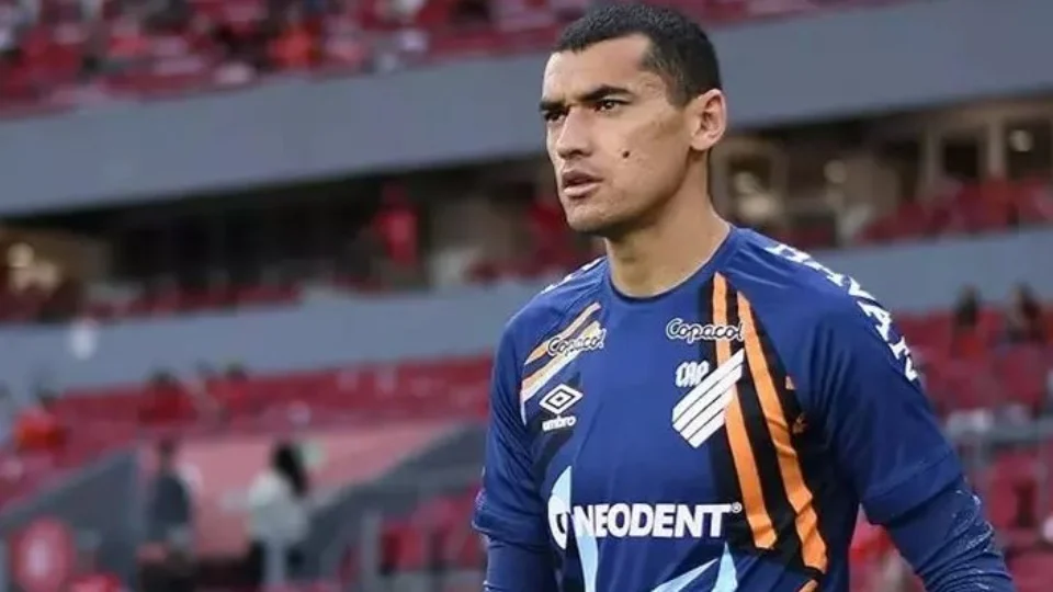 Flamengo consegue acerto com Athletico e contrata goleiro Santos