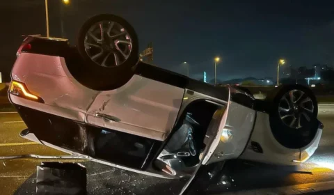 Cantora sertaneja Paula Fernandes sofre acidente ao capotar carro em SP