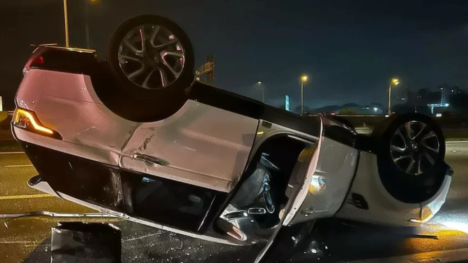 Cantora sertaneja Paula Fernandes sofre acidente ao capotar carro em SP