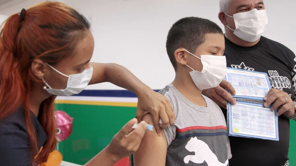 Prazo para entregar declaração do cartão de vacina dos alunos de Manaus vai até 2 de maio