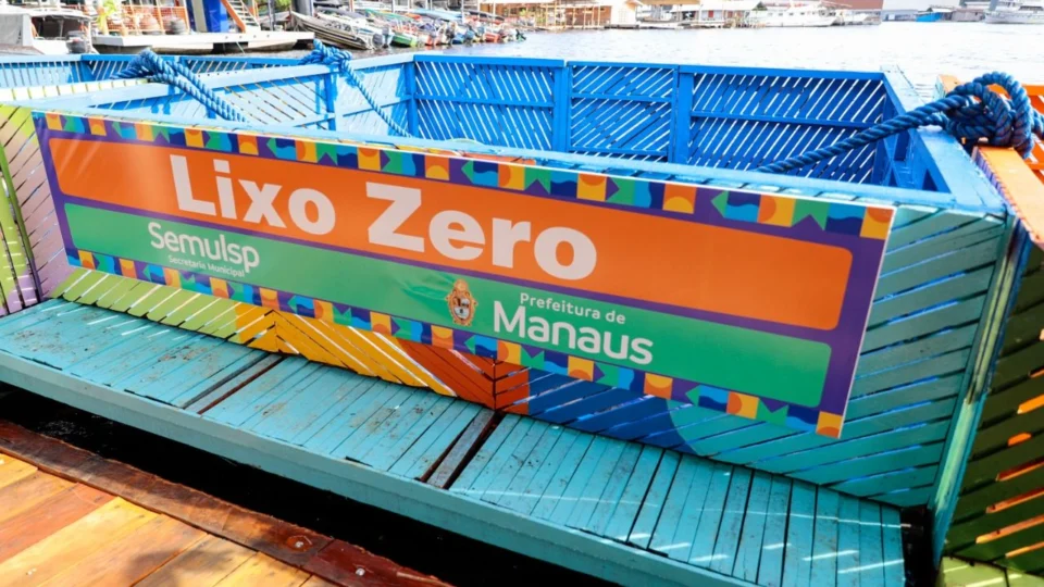 Em Manaus, comunidades rurais recebem coletores flutuantes de lixo