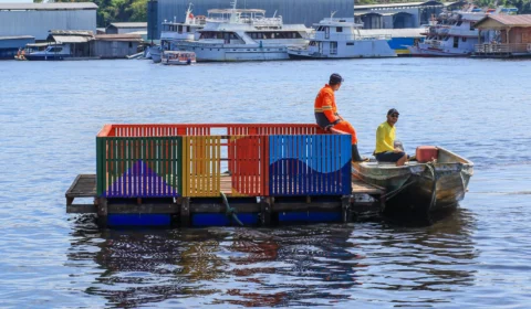 Semusp entrega mais dois coletores flutuantes de resíduos em Manaus