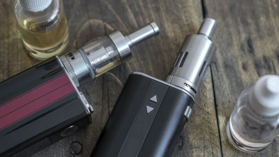 Mais de 30 empresas devem suspender venda de cigarros eletrônicos, diz Senacom