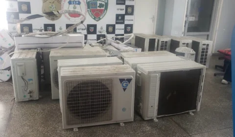 Diretora é presa suspeita de furtar 30 aparelhos de ar-condicionado de escola em Manaus