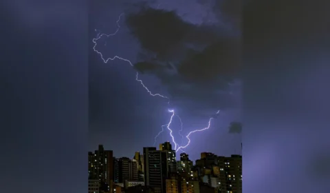 Raio com formato do mapa do Brasil é registrado por fotógrafo, em SP