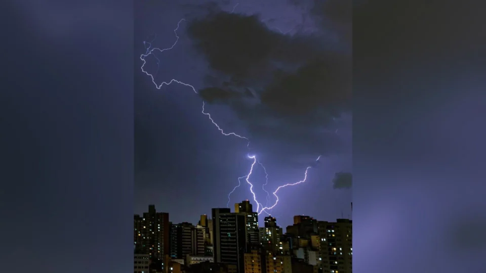 Raio com formato do mapa do Brasil é registrado por fotógrafo, em SP