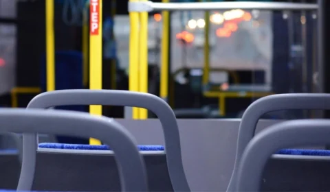 Jovem relata caso de traição que ouviu dentro de ônibus no Espírito Santo e história viraliza