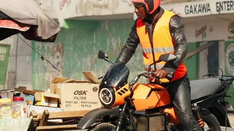 Moto elétrica africana com duas baterias deve ser vendida a R$ 8 mil no Brasil