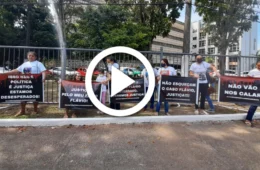 VÍDEO: familiares do engenheiro Flávio, morto em 2019, fazem manifestação no Tribunal de Justiça em Manaus