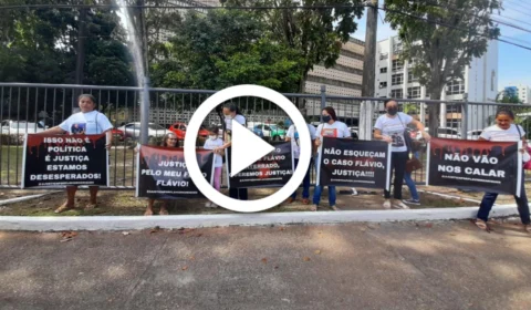 VÍDEO: familiares do engenheiro Flávio, morto em 2019, fazem manifestação no Tribunal de Justiça em Manaus
