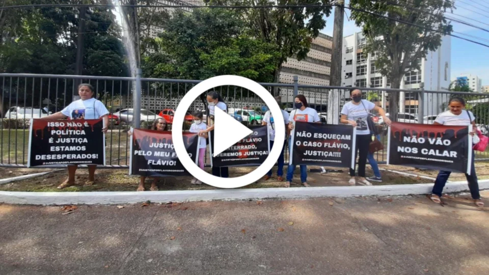 VÍDEO: familiares do engenheiro Flávio, morto em 2019, fazem manifestação no Tribunal de Justiça em Manaus