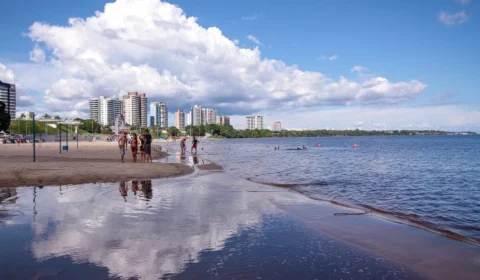 Cheia do Rio Negro já cobre parte da praia perene na Ponta Negra, em Manaus
